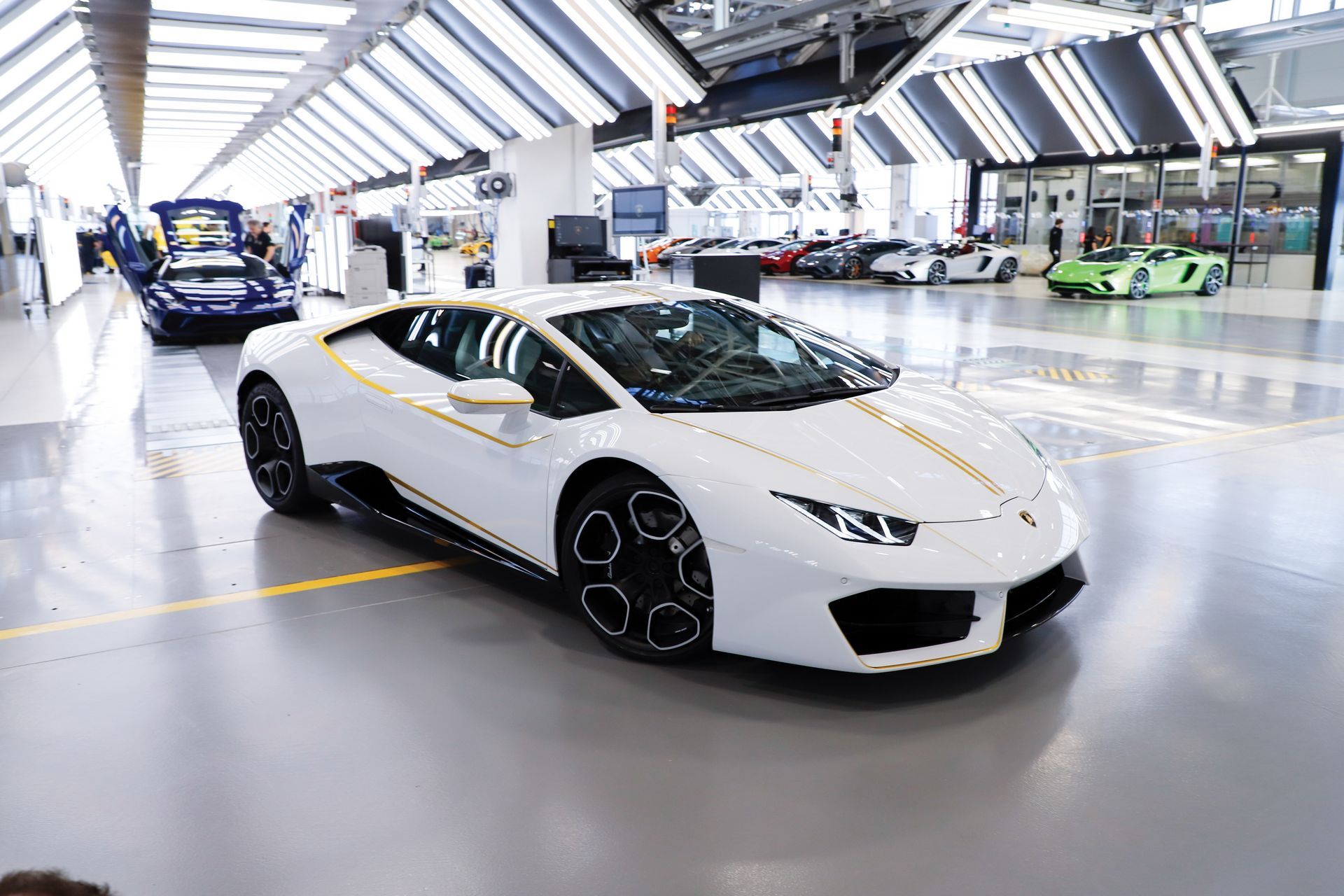 Pope-Lamborghini-Huracan-Auction-13.jpg