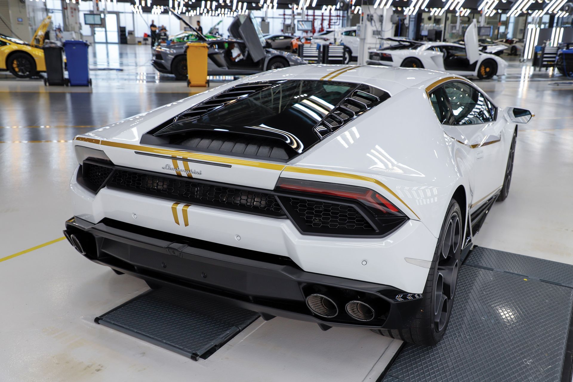 Pope-Lamborghini-Huracan-Auction-5.jpg