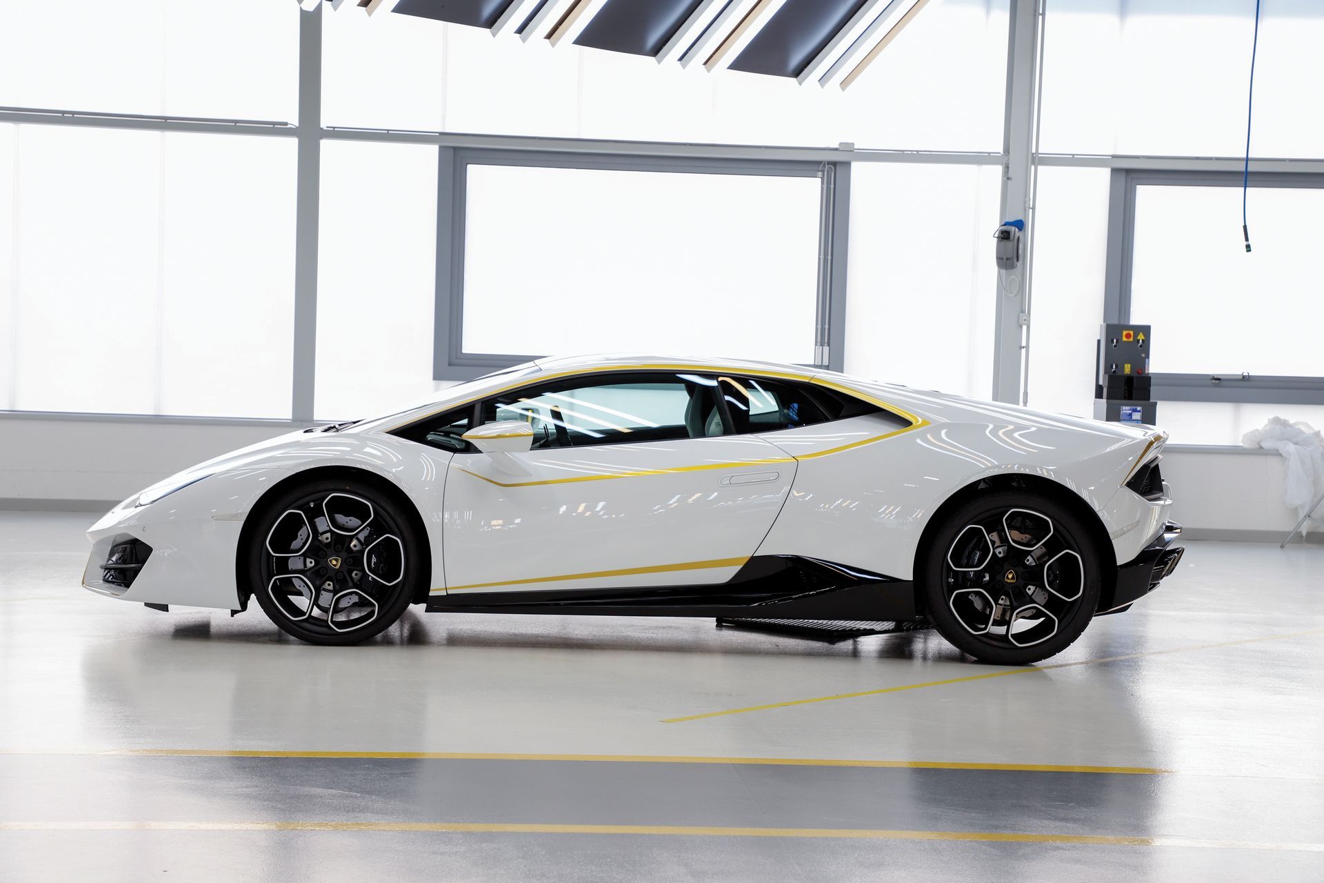 Pope-Lamborghini-Huracan-Auction-8.jpg