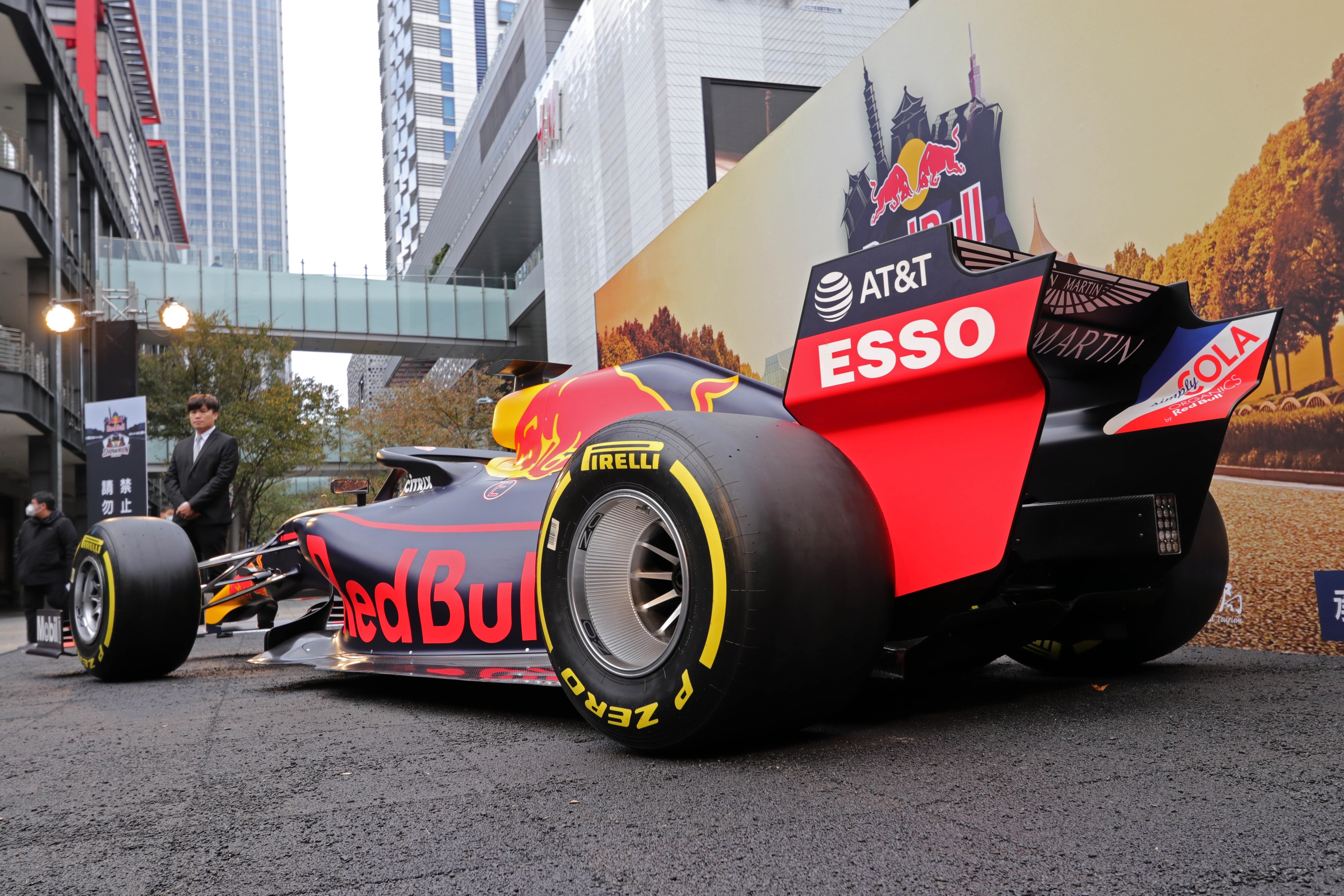 近距離直擊f1賽車 Red Bull F1展示車北中巡迴活動正式開跑 Carstuff 人車事