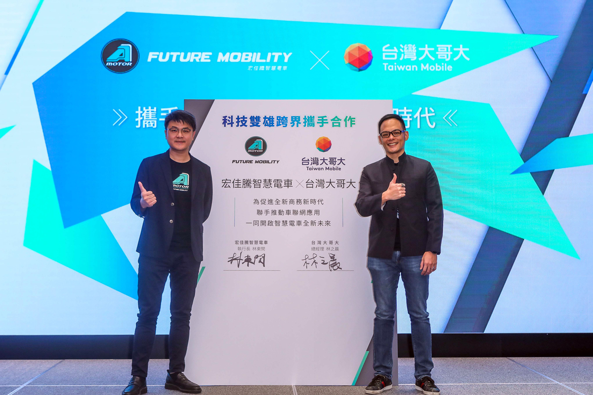 宏佳騰智慧電車執行長及台灣大哥總經理宣告品牌與宏佳騰將攜手合作開拓智慧車聯網.jpg