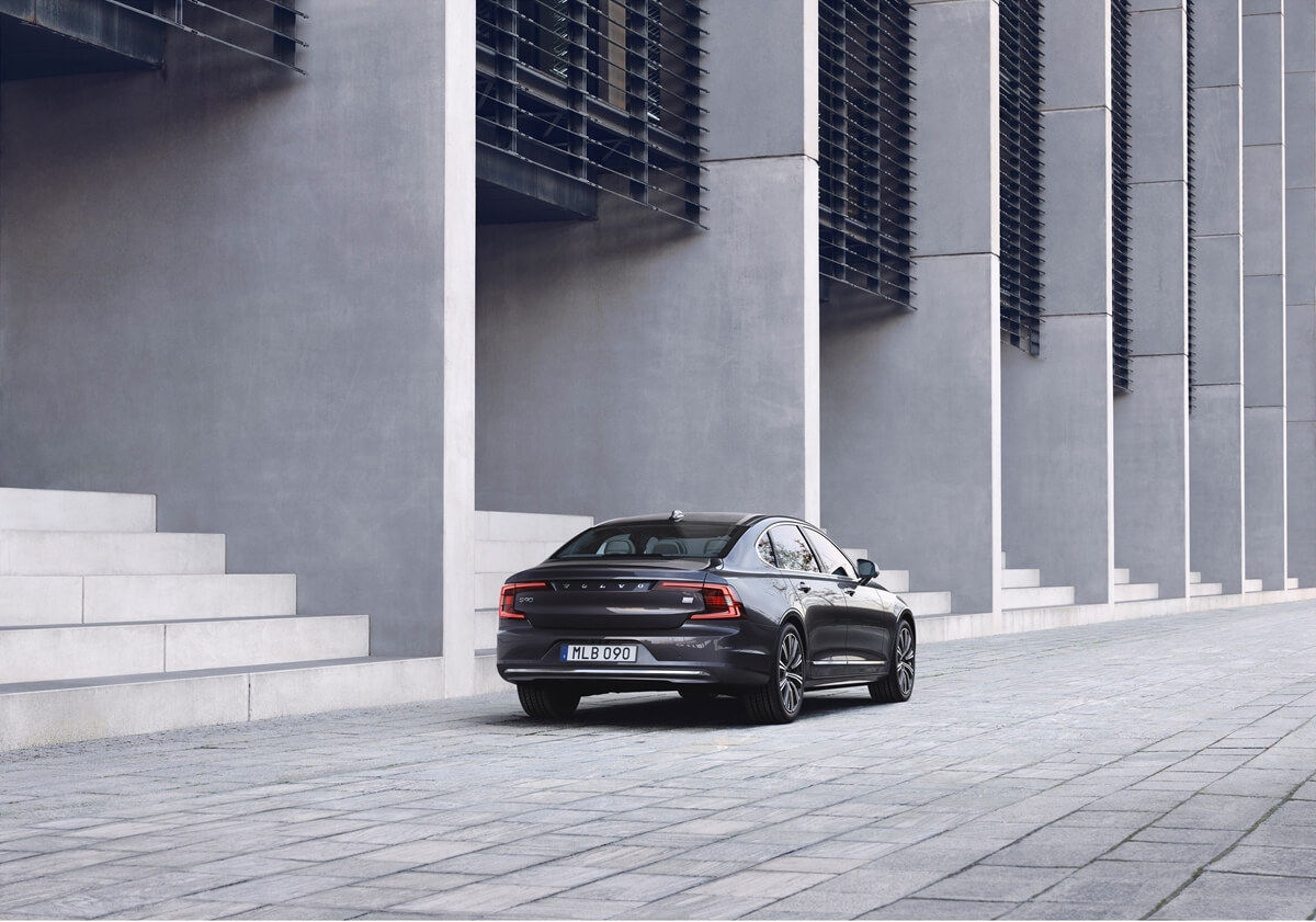 262598_The_refreshed_Volvo_S90_Recharge_T8_plug-in_hybrid_in_Platinum_Grey.jpg