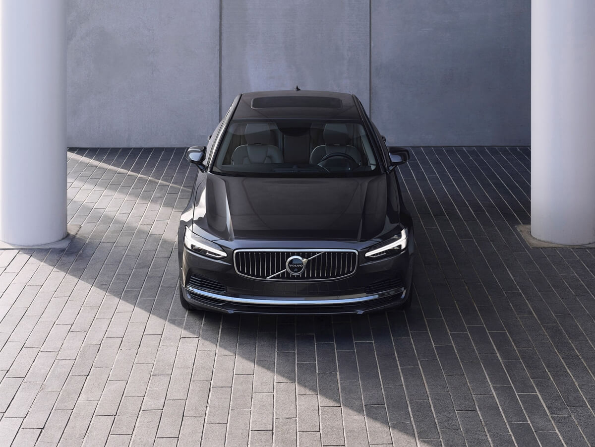 262601_The_refreshed_Volvo_S90_Recharge_T8_plug-in_hybrid_in_Platinum_Grey.jpg