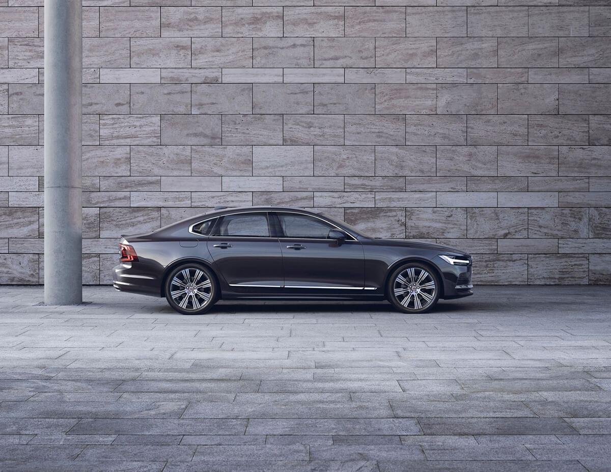262603_The_refreshed_Volvo_S90_Recharge_T8_plug-in_hybrid_in_Platinum_Grey.jpg
