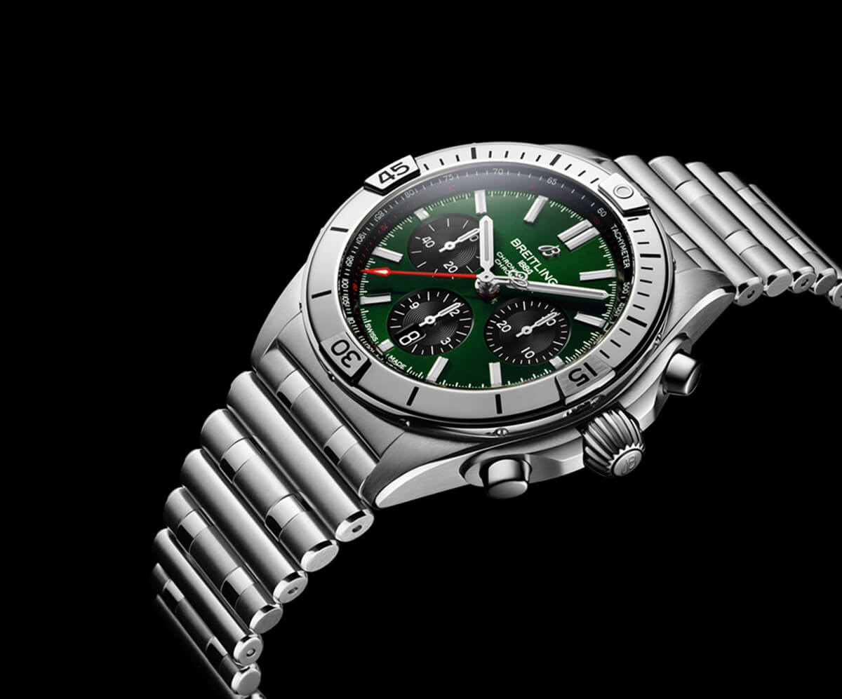 02_Chronomat B01 42 Bentley with a green dial and black contrasting chronograph counters.jpg