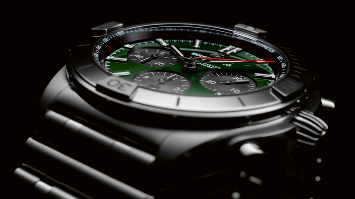 03_Chronomat B01 42 Bentley with a green dial and black contrasting chronograph counters.jpg