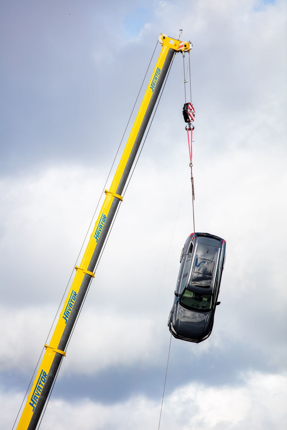 274397_Volvo_Cars_drops_new_cars_from_30_metres_to_help_rescue_services_save.jpg