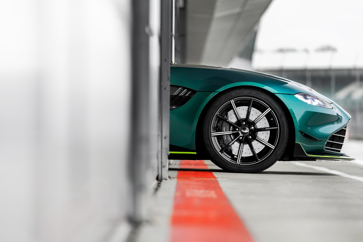 Aston Martin VantageOfficial Safety Car of Formula One16.jpg