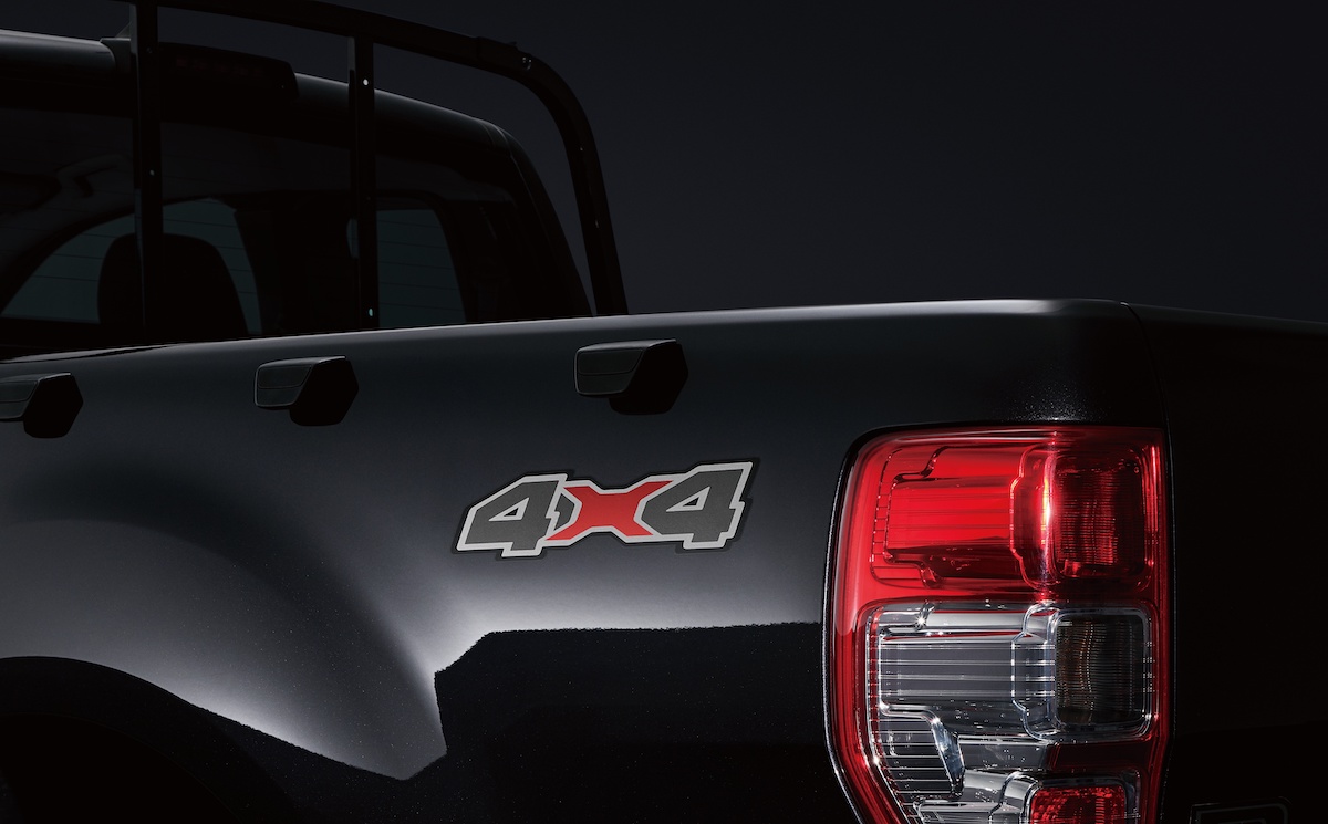 【圖四】車側獨特4X4車身貼紙，說明Ford Ranger黑甲騎兵特仕版強悍的越野能力.jpg