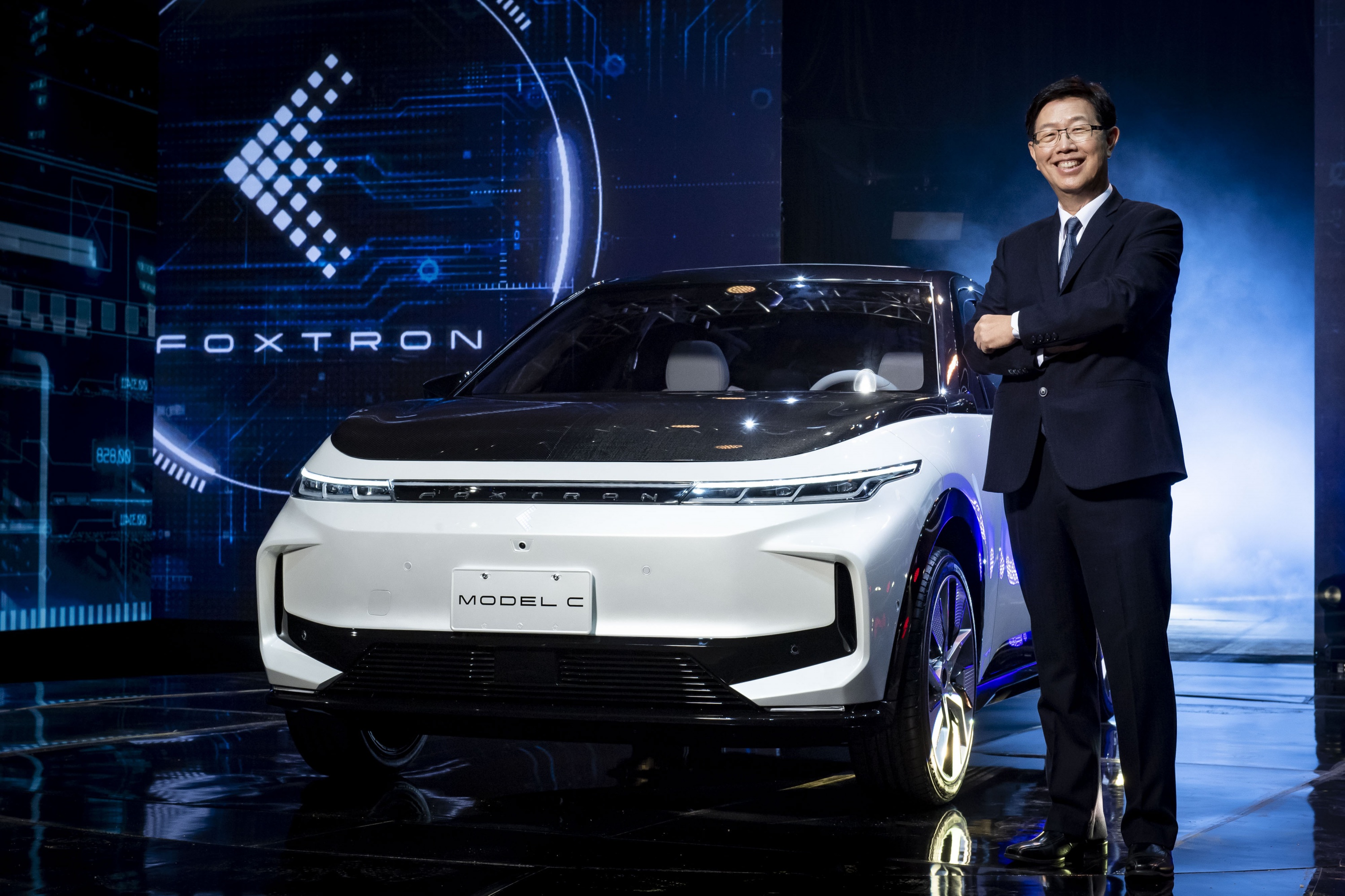 鴻海劉揚偉董事長與Model C車款，是以電動車開放平台打造的首款車型，定位上為純電本質最適化SUV-2.jpg