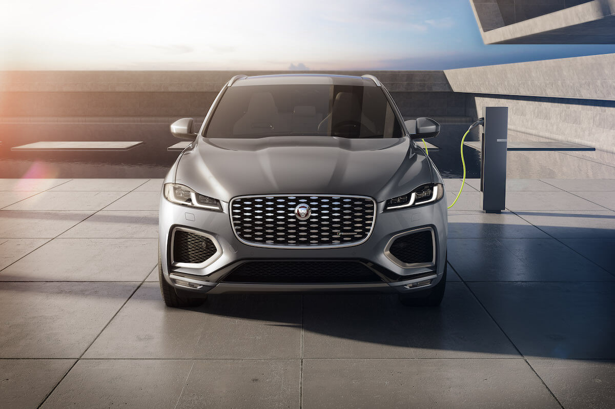 Jag_F-PACE_21MY_15_Studio_Exterior_Front_PHEV_150920.jpg