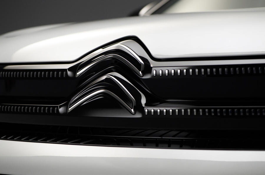 91-citroen-c5-aircross-2022-facelift-official-images-studio-nose-badge.jpeg