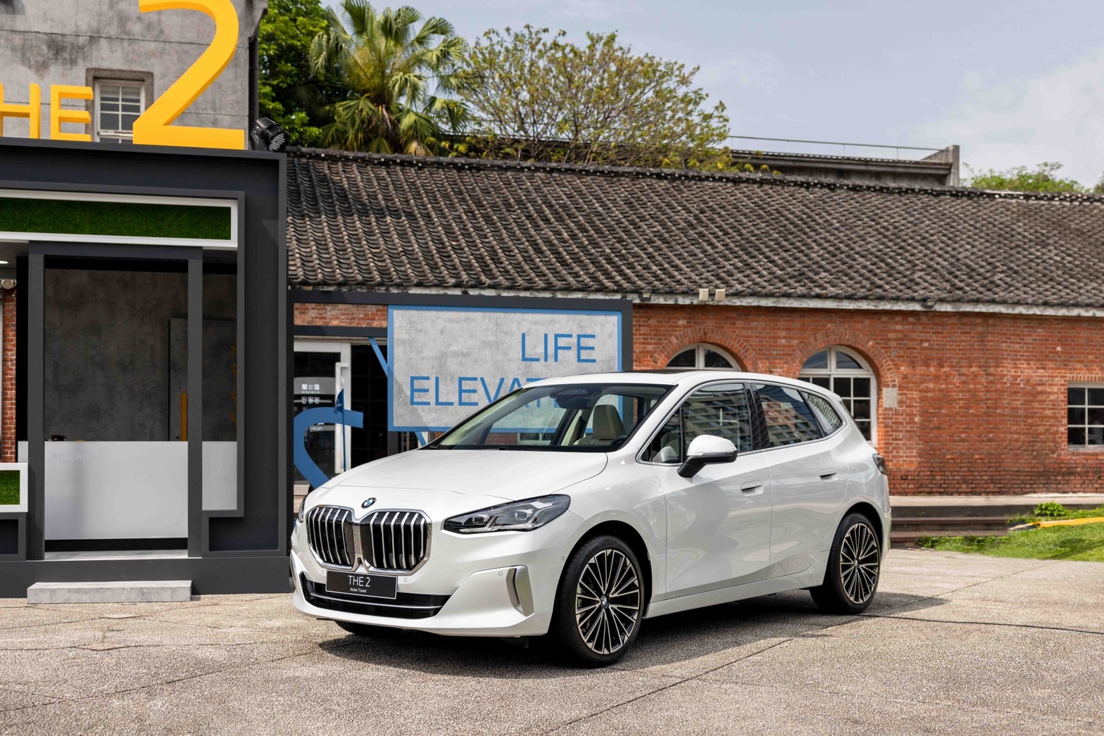 [新聞照片二] 全新世代BMW 2系列Active Tourer豪華運動跑旅，充滿動感與幾何美學的設計語彙，結合一體式曲面螢幕、BMW iDrive 8.0使用者介面與同級唯一的AR擴增實境導航，鋪陳BMW新世代.jpg