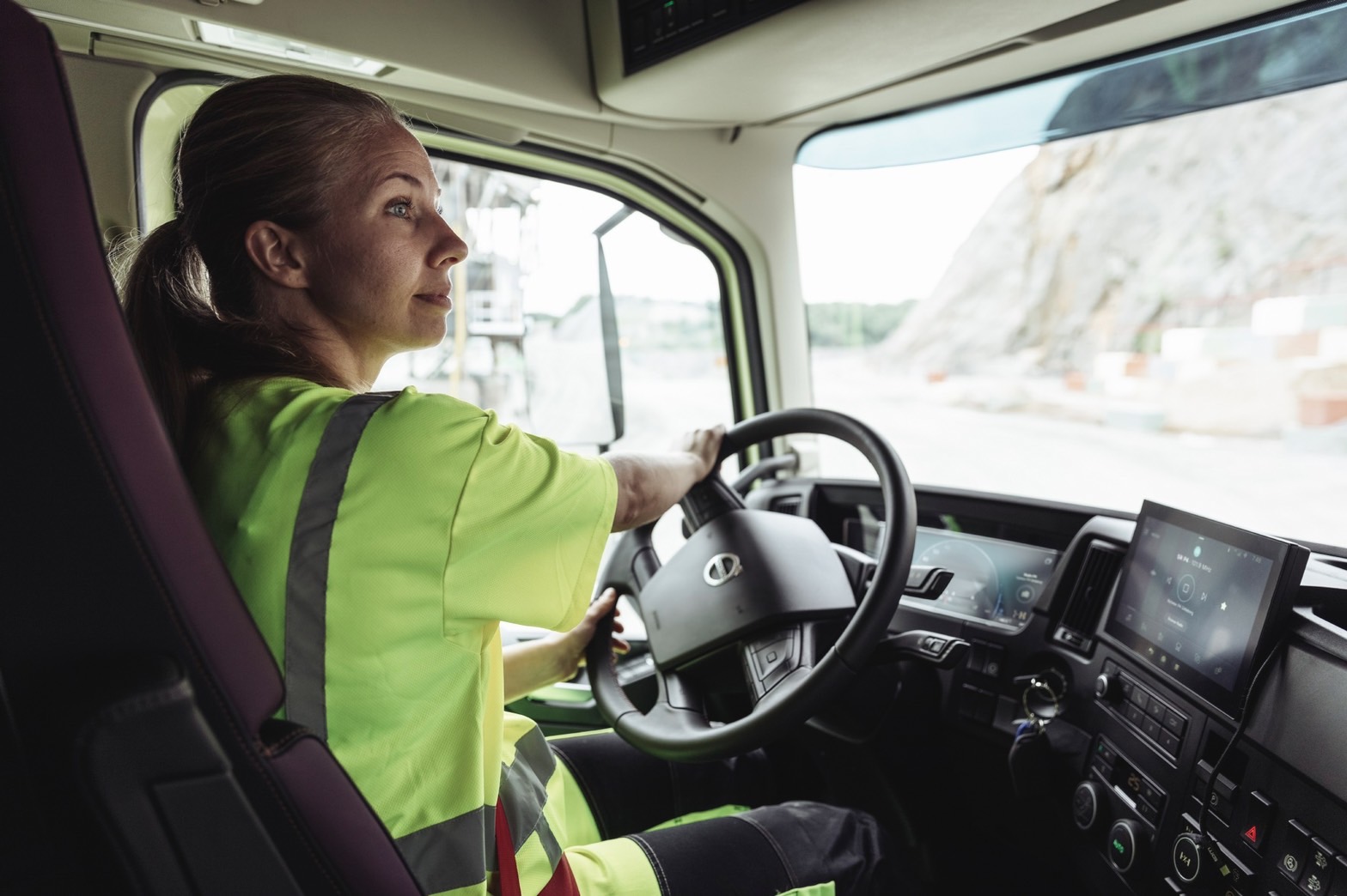 Volvo專利科技加持，女性能輕鬆駕駛大車.jpg