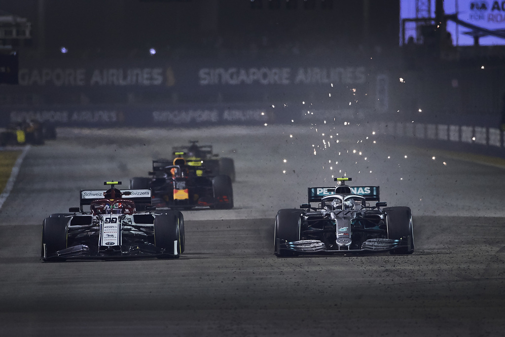 圖4_ 感受速度與激情！賓士暢行App邀白金會員前往《F1 新加坡大獎賽》燃燒賽車魂。.jpg
