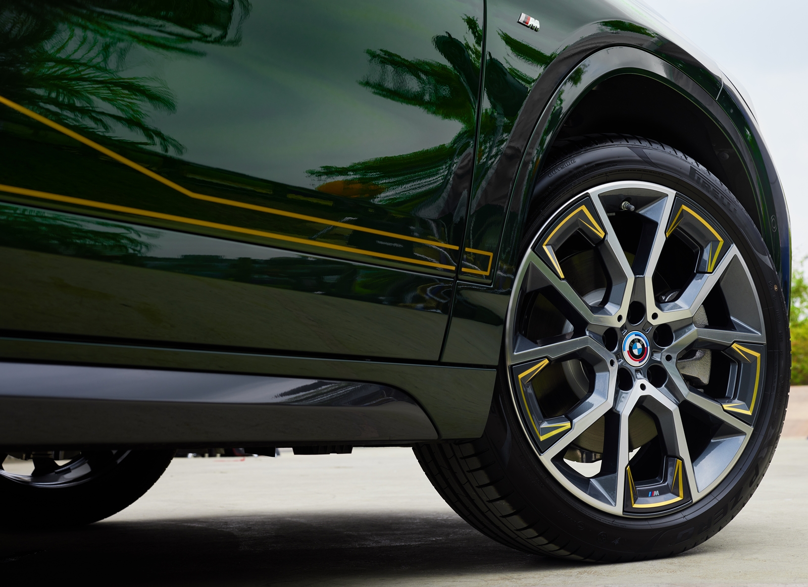 [新聞照片四] 全新BMW X2 GoldPlay Edition標配M空力套件以及M擾流尾翼，搭配與車身同色的輪拱、側裙以及GoldPlay Edition專屬Galvanic Gold鍍金色鑲嵌19吋輪圈，塑造出運動風格強烈的跑車化外觀.jpg