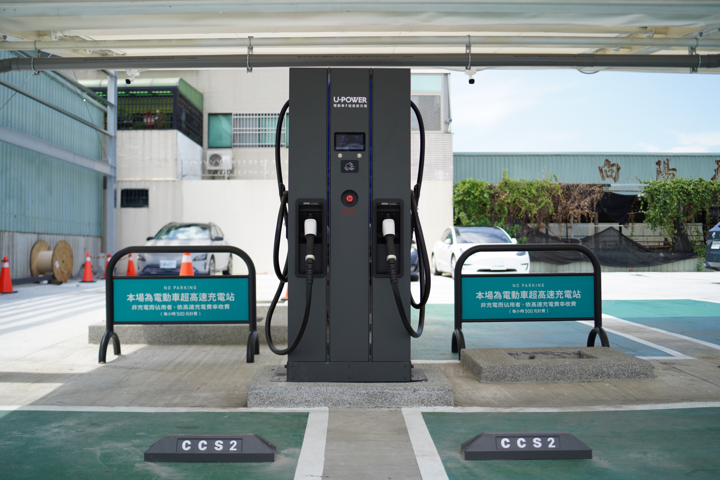 圖6_U-POWER臺南裕農站擁有CCS2單一能源櫃360kW分屬兩支液冷槍給予車主超高速的充電體驗.jpg