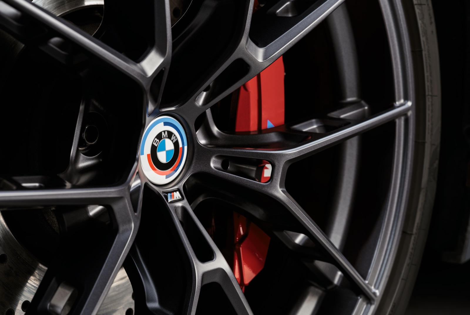 [新聞照片三] 適逢BMW M 50週年，特別推出BMW M 50週年輪圈中心蓋，重現象徵BMW M 三色的藍、紅、紫經典配色，展現搶眼有型.jpg