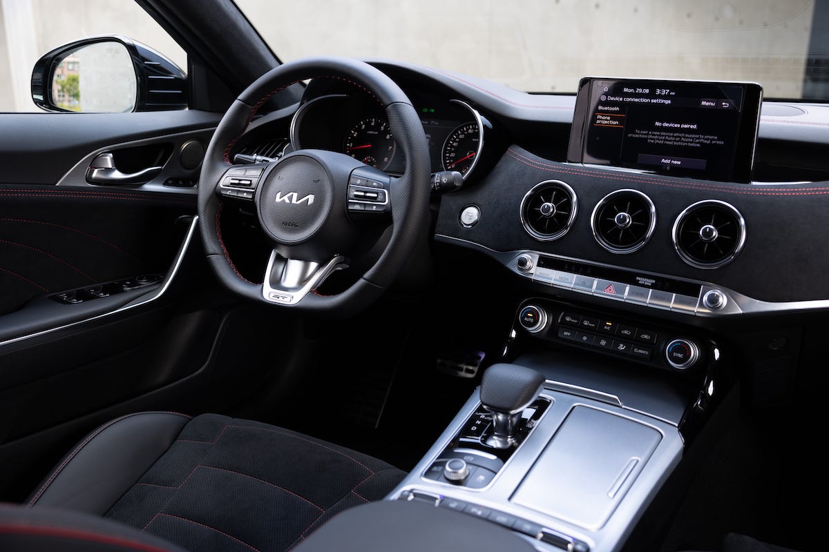 3. 豪華旗艦轎跑The Stinger內裝搭載8吋懸浮式觸控螢幕與7吋整合智慧型數位儀表板，與多項貼心配備，完美展現科技豪華座艙。.jpg