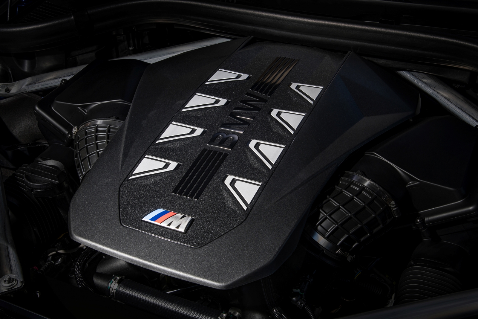 [新聞照片七] BMW X7 M60i xDrive搭載4.4升BMW M TwinPower Turbo V型8汽缸汽油引擎，可於5,500rpm時爆發530匹最大馬力，750牛頓米的最大扭力則於1,800rpm時即可湧現，結合可額外增添12匹馬力的全新.jpg
