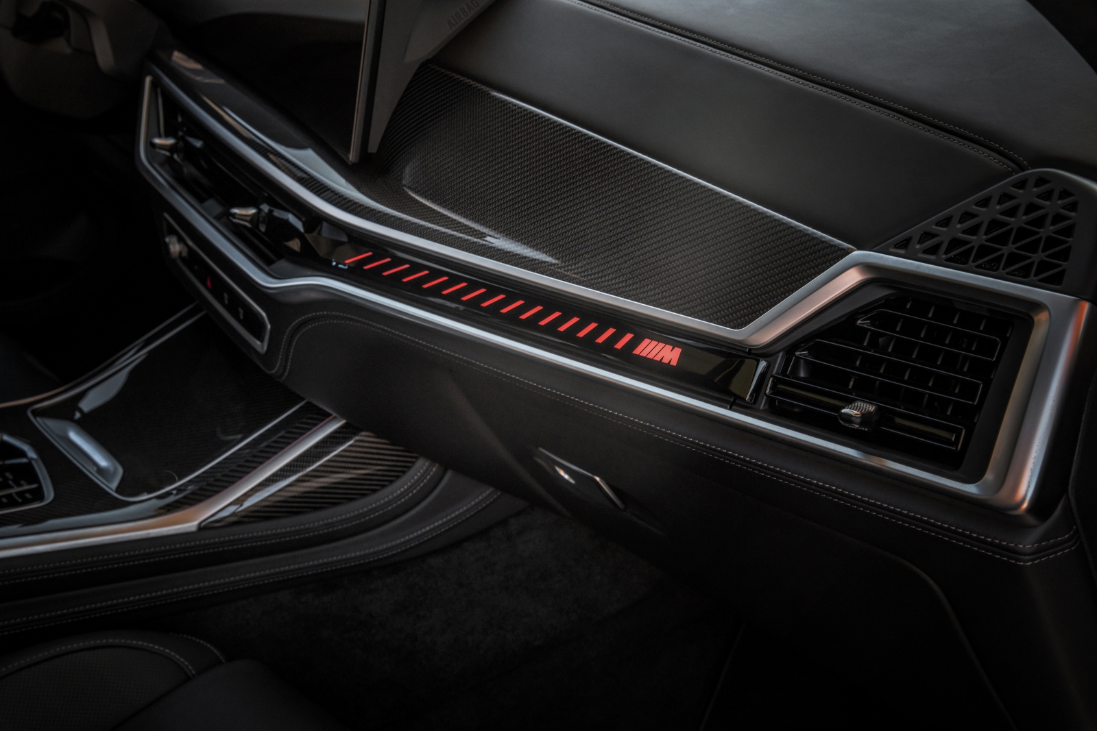 [新聞照片六] BMW X7 M60i xDrive座艙導入M碳纖維飾板、M圖樣環艙氣氛燈條與BMW Individual Alcantara麂皮黑色車內頂篷，打造豪華、優雅與熱血兼具的頂級座艙.jpg