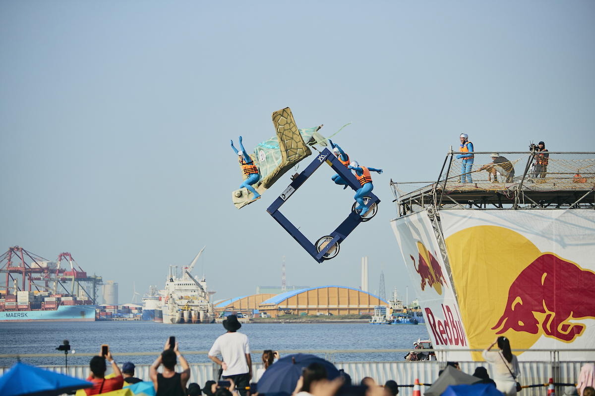 Red Bull飛行日匯集全台狂人於9月18日共同在台中港起飛（圖為.「藍洋不輸鬼 Ocean Winner」隊伍）.jpg