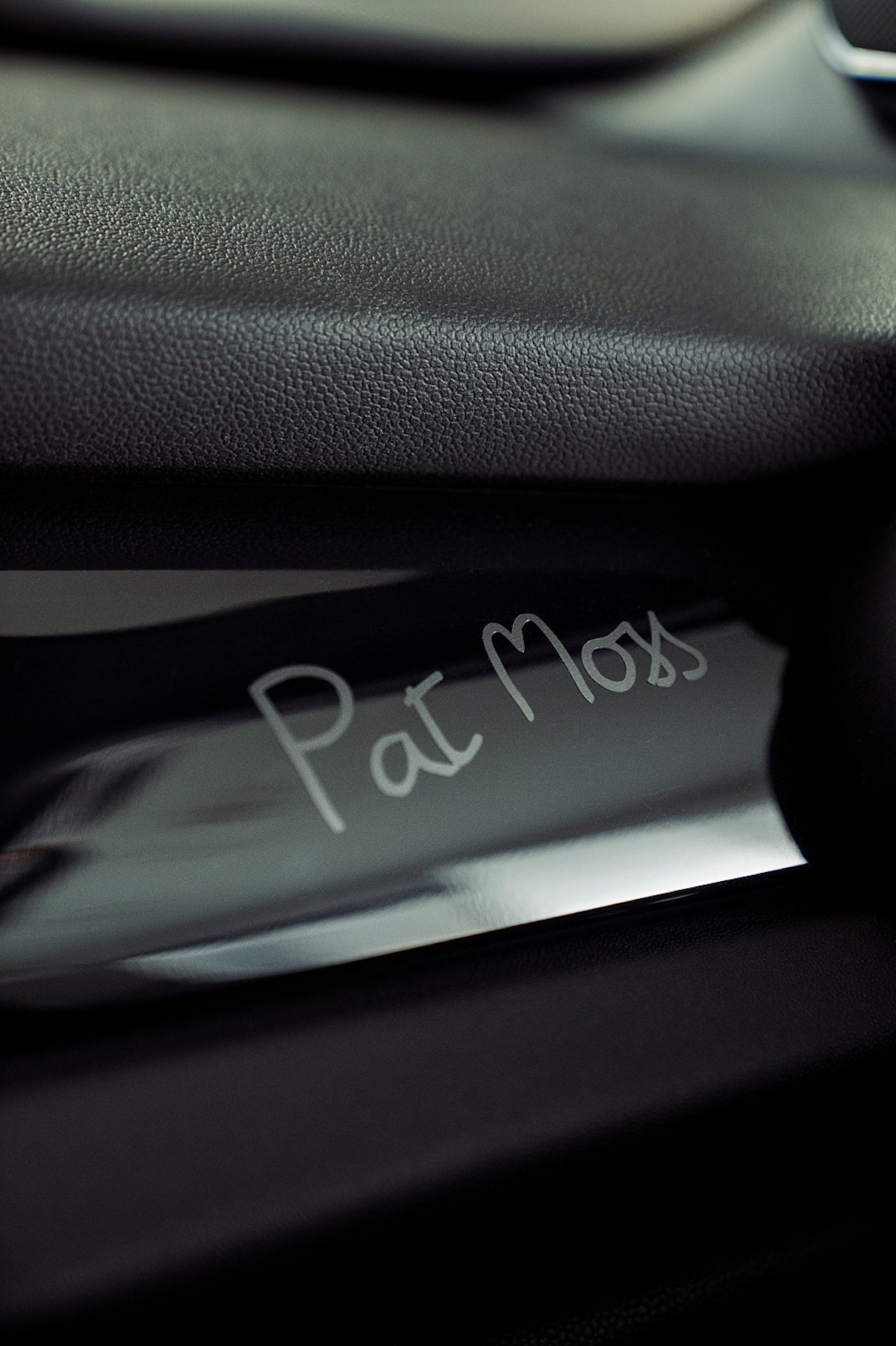 [新聞圖片八]副駕駛座前方的Piano Black內裝飾板亦有Pat Moss專屬簽名設計，讓車室空間充滿冠軍氛圍。.jpg