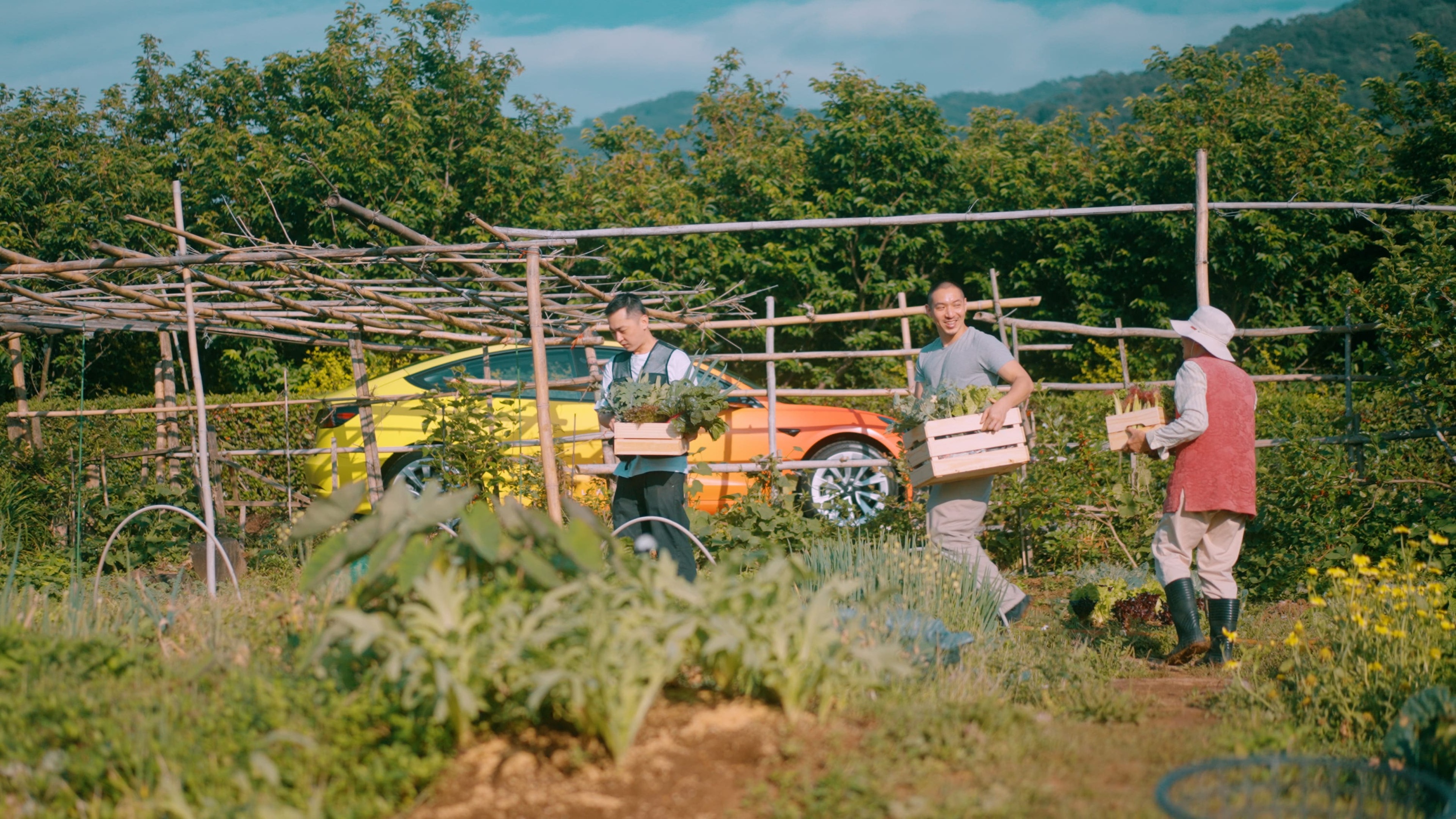 2021 年活動獲選者 Jesse 和 Sebastian 駕駛 Tesla 彩虹車無痕進出山林走訪小農，以零碳排的方式重新設計農產運輸的環節，實現「吃在地，食當令」的永續理念。.jpg