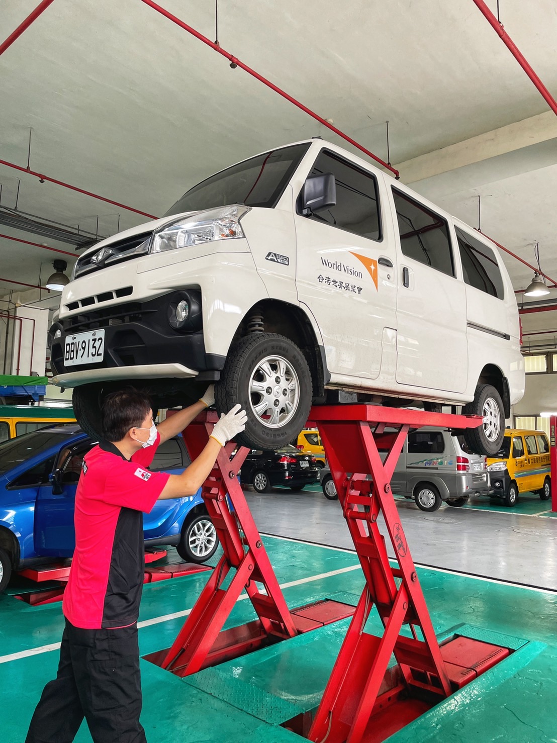 中華三菱技師詳細檢查胎壓、輪胎溝紋深度 並提供輪胎調位服務.jpg
