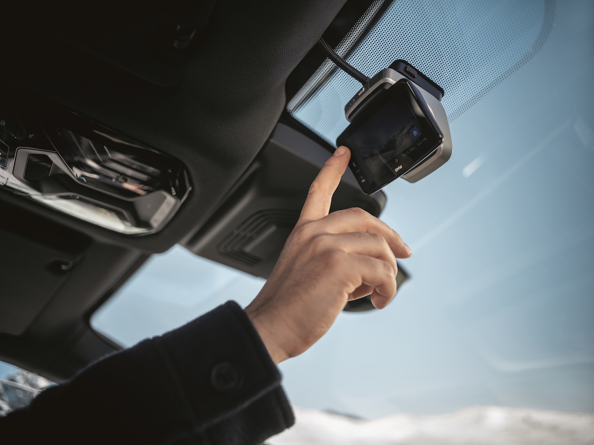 [新聞照片二] 全新BMW行車記錄器3.0 PRO，擁有高解析前鏡頭、FHD後鏡頭、智慧語音控制系統與觸控螢幕設計，無論行進間或停車模式下均可清晰記錄每一刻，使用更為輕鬆便利且直覺.jpg