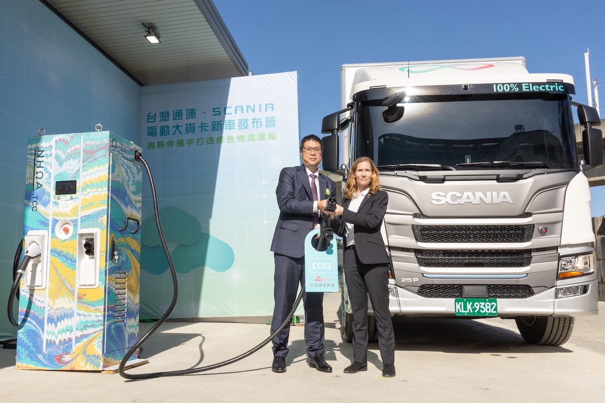 台灣通運董事長辜公怡、Scania Taiwan總經理柏明希Michaela Boye，共同為電動大貨卡插搶啟動充電，象徵亞太地區第一輛電動大貨車正式啟航上路。.jpg
