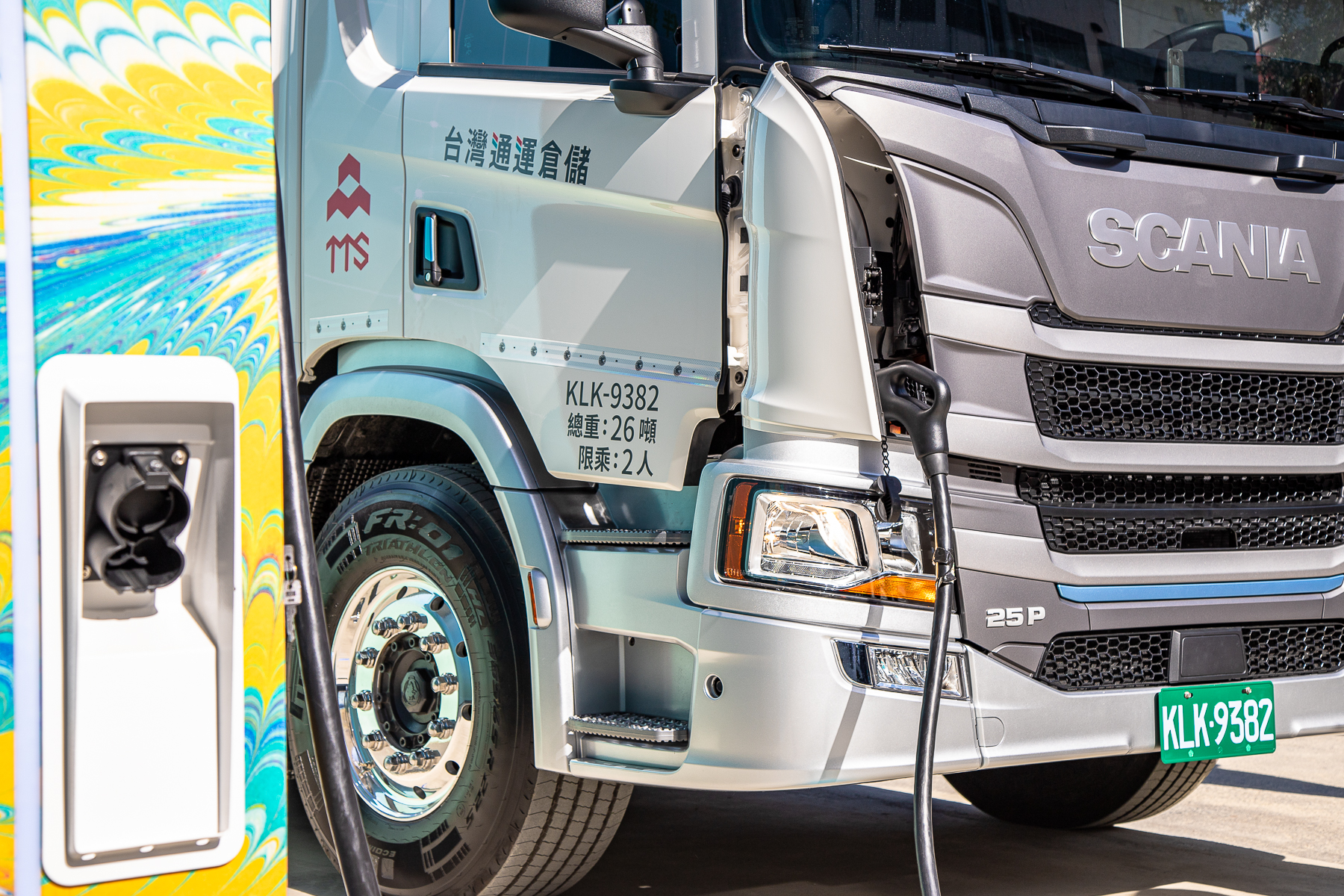 Scania電動大貨車採用CCS2充電系統.jpg
