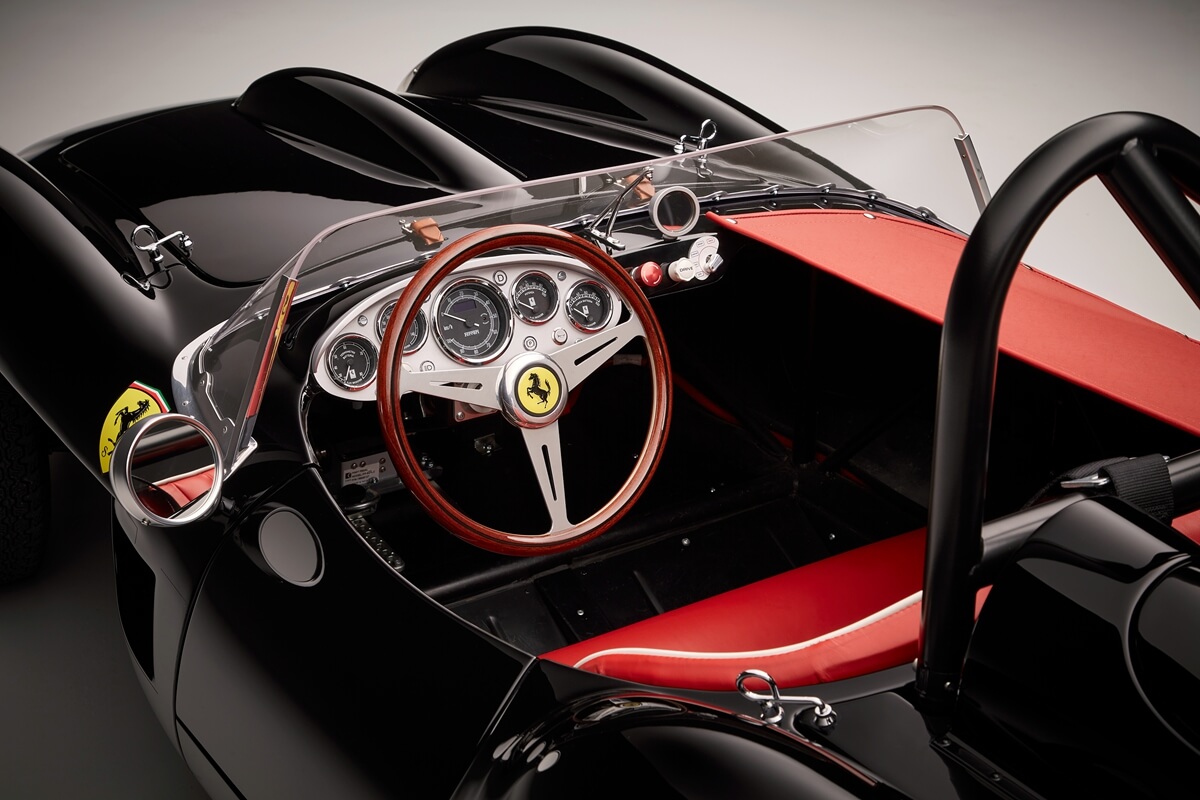 Ferrari_trackpack_interior2.jpg