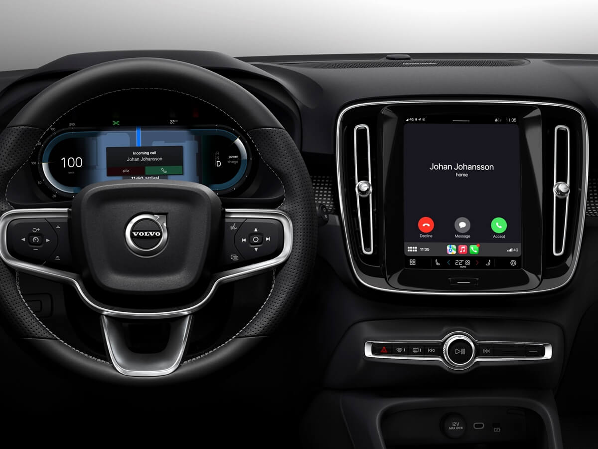 313124_Volvo_XC40_Recharge_-_Incoming_call_on_driver_display_and_centre_display.jpg