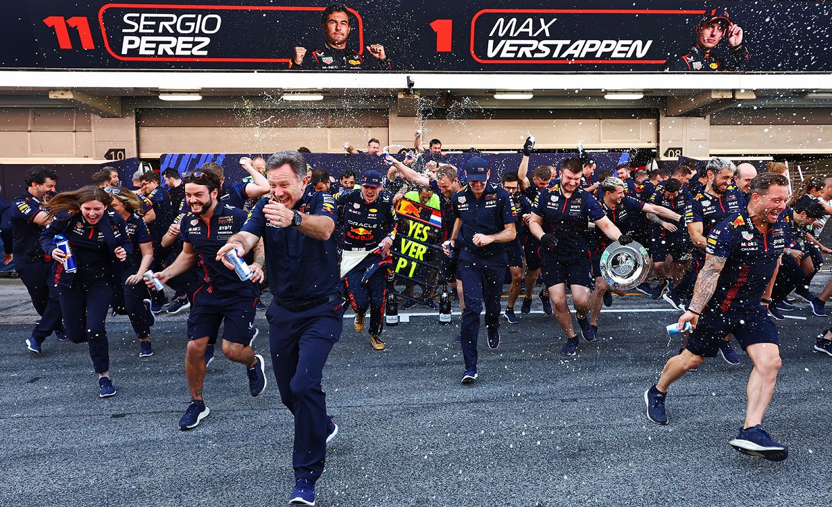 F1西班牙大獎冠軍 Max Verstappen 和 Red Bull 車隊在巴塞羅那加泰羅尼亞賽道慶祝。（Red Bull提供）.jpg