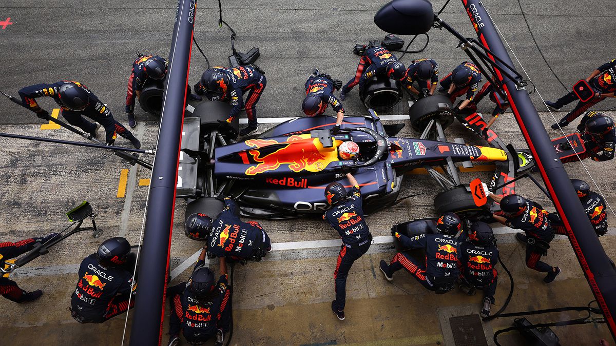 Red Bull 車手Max Verstappen在巴塞隆納加泰羅尼亞賽道中，以異於競爭對手的用胎策略，取得極速領先地位。（Red Bull提供）.jpg