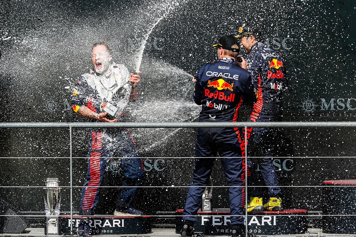 圖三：Red Bull車隊在比利時大獎賽包辦冠亞軍，與車隊工程師一同在頒獎台上歡慶。（圖片來源：Red Bull）.jpg