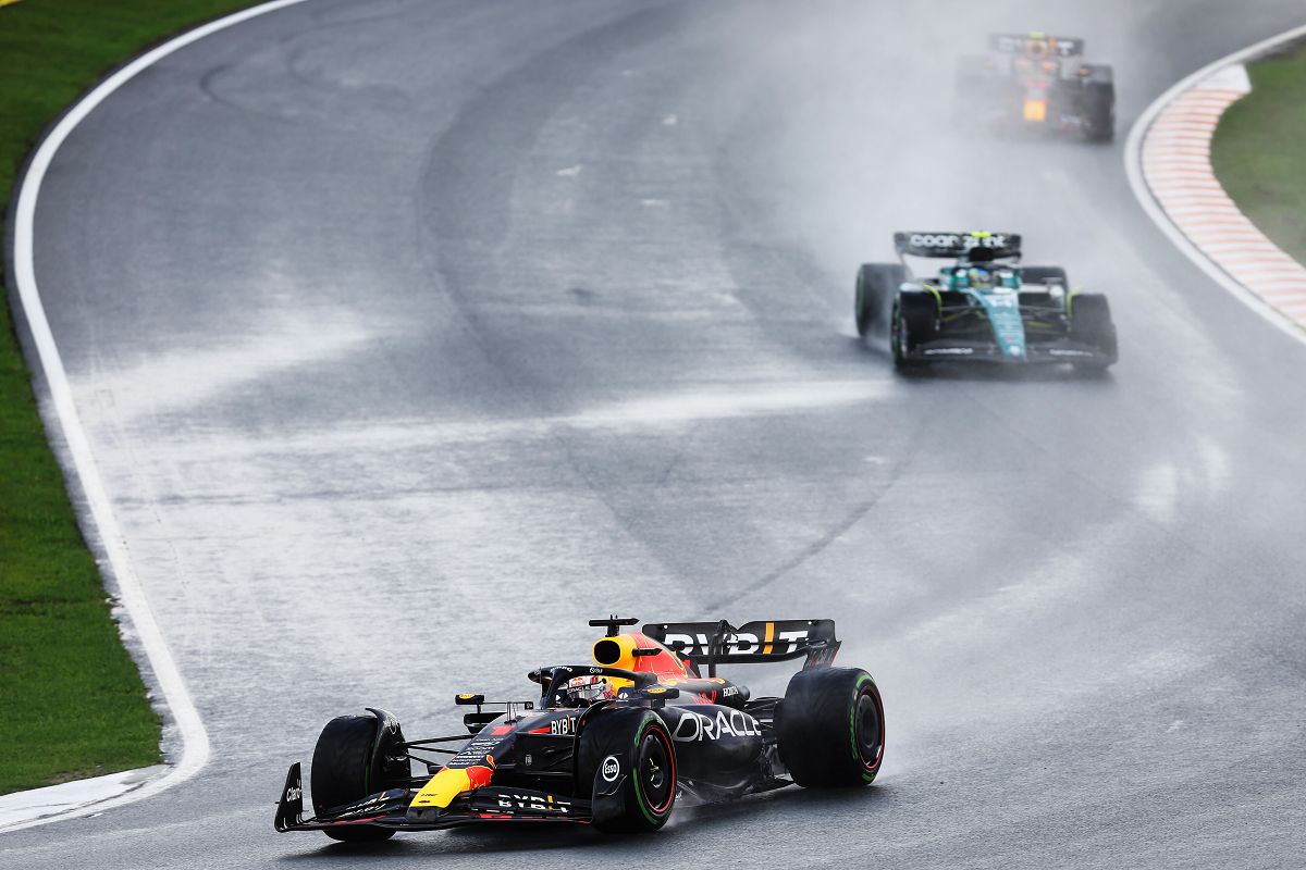 圖1：荷蘭大獎賽上，Max Verstappen駕駛RB19，領先第二名Fernando Alonso和Red Bull隊友Sergio Perez。（Red ​Bull提供）.jpg