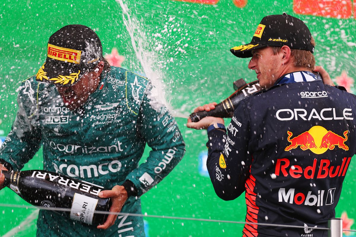圖3：荷蘭大獎賽冠軍Max Verstappen以及第二名Fernando Alonso在領獎台上互噴香檳慶祝。（Red ​Bull提供）.jpg