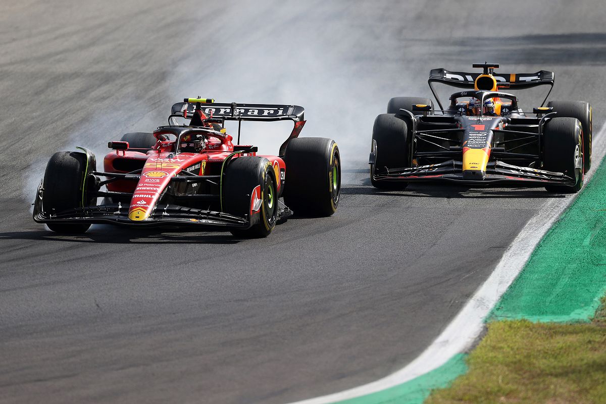 圖2_法拉利車手Carlos Sainz駕駛法拉利SF-23，在義大利蒙札賽道持續對抗後方來勢洶洶由Max Verstappen駕駛的RB19，但最後仍在第15圈被Verstappen超越。（Red bull提供）.jpg