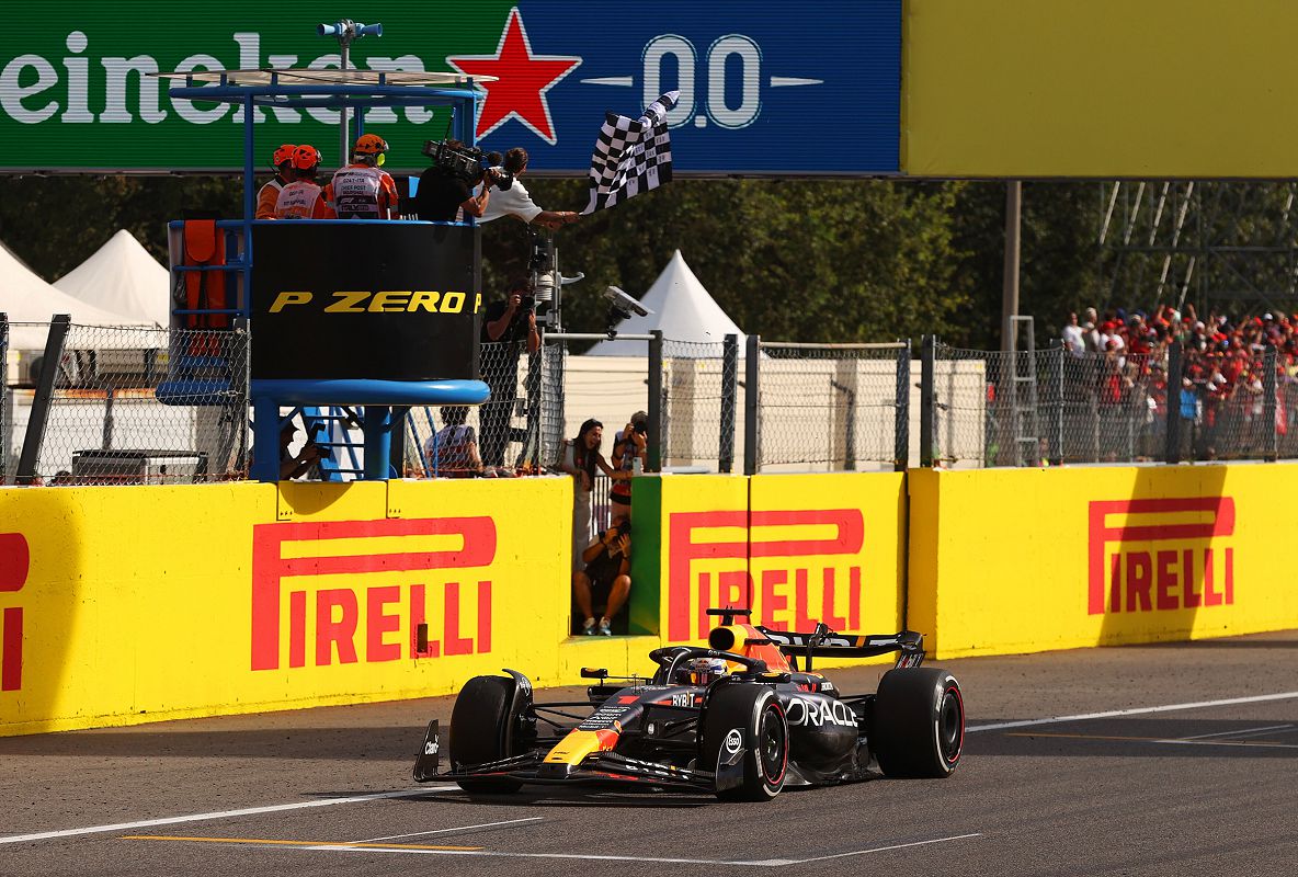 圖3_ Max Verstappen駕駛RB19，越過終點方格旗，贏得F1義大利大獎賽冠軍，並拿下單季第十連勝。（Red bull提供）.jpg