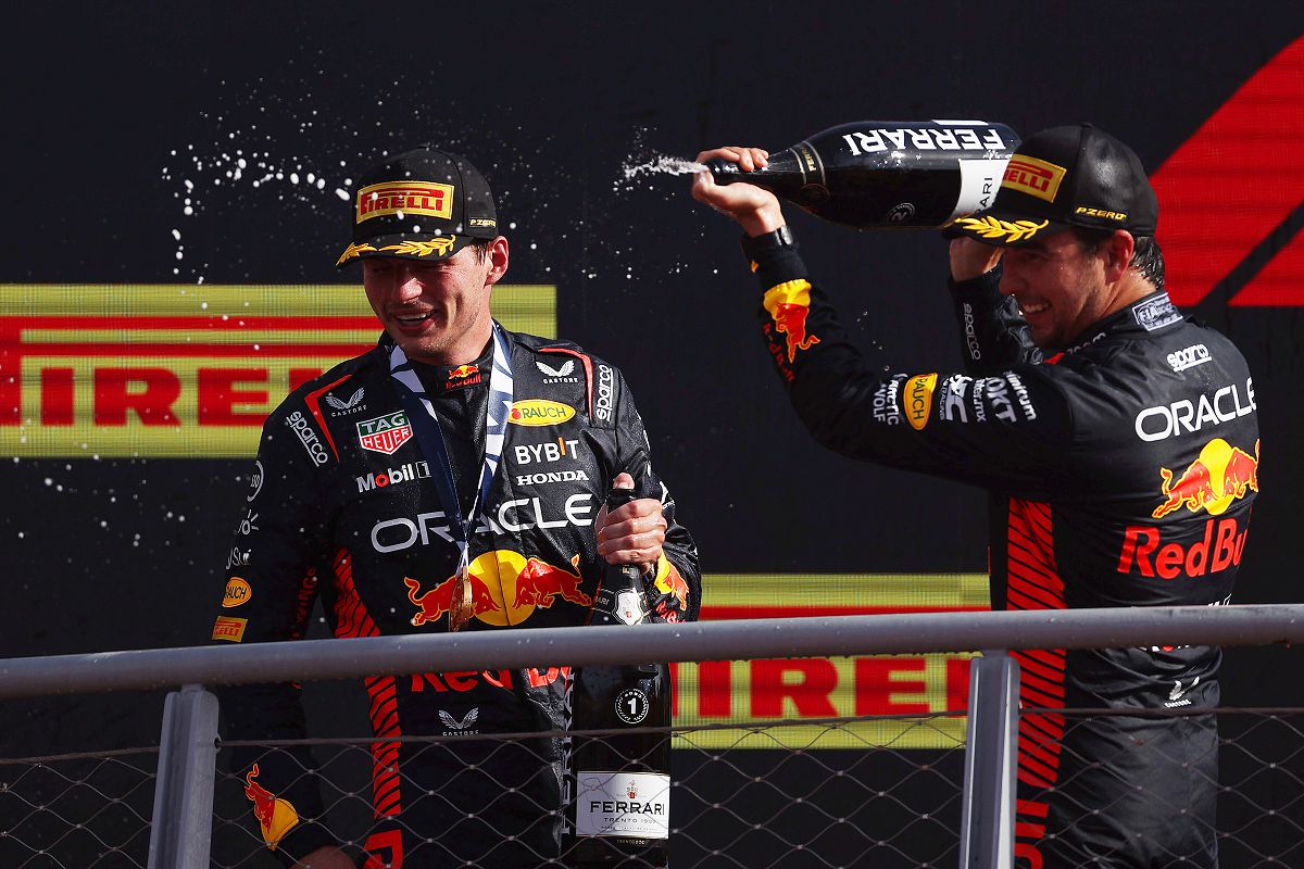 圖4_Max Verstappen（左）與Sergio Pérez（右）奪下F1義大利大獎賽1、2名，而這也是他們在本季的第六場冠亞包辦的賽事。（Red bull提供）.jpg