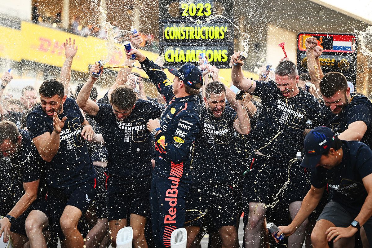 圖說4：Max Verstappen車隊團隊共同完成冠軍賽季，為勝利瘋狂慶祝！（Red Bull提供）.jpg