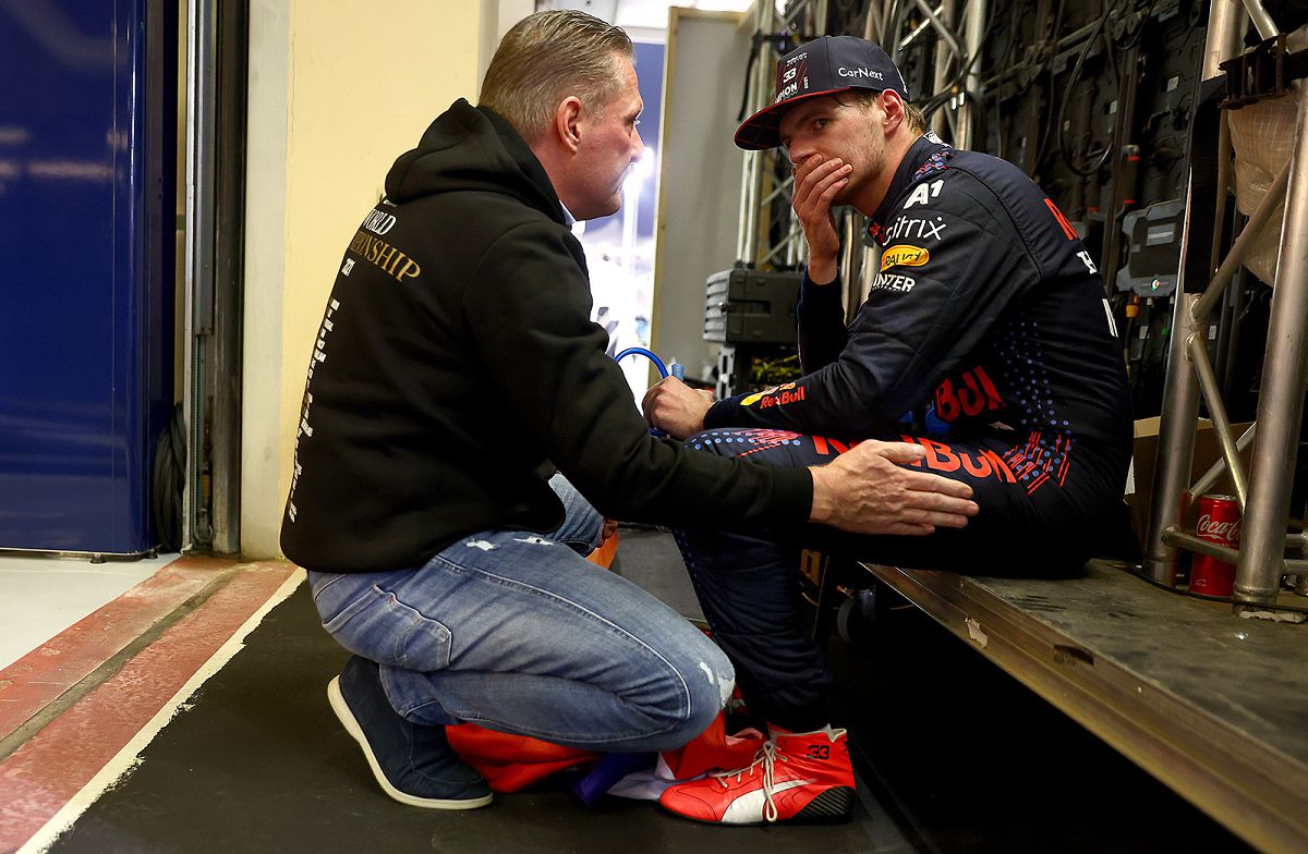 圖2-2_Jos Verstappen在2021年底陪伴兒子迎接首屆世界冠軍的勝利(Red Bull提供）.jpg