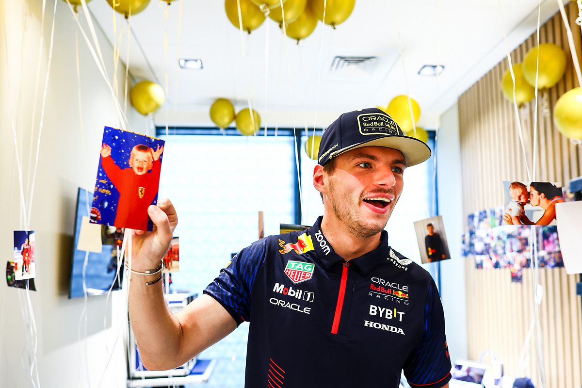 圖3-1_甫得世界冠軍車手三連霸的Max Verstappen拿著自己4歲穿著賽車服的照片(Red Bull提供）.jpg