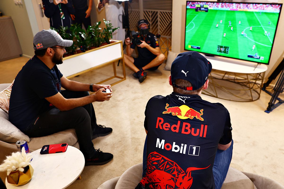 圖4-2_Max Verstappen除了玩模擬器之外，亦熱衷於FIFA的系列賽事遊戲。(Red Bull提供）.jpg