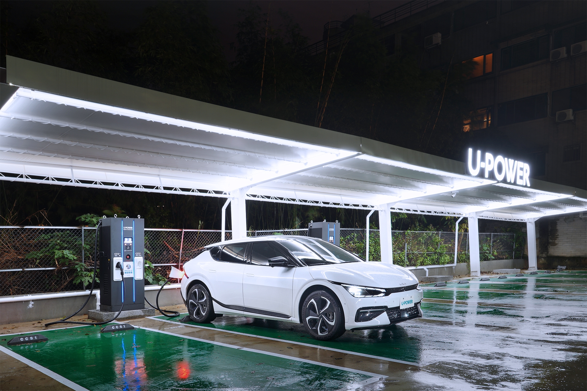 1. 台灣森那美起亞宣布U-POWER旭電馳科研正式成為Kia 的充電合作夥伴，以The Kia EV6 卓越充電規格，搭配U-POWER的高規充電設備，讓車主享受永續未來的純電移動生活。.jpg