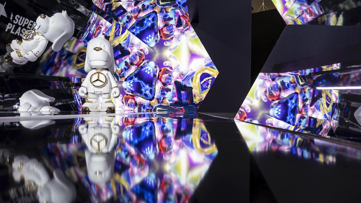 圖四_Mercedes-Benz 2023 CES 展間設置 2.5 公尺高的「Superdackel」巨型公仔，讓參展觀眾近距離欣賞全新角色.jpg