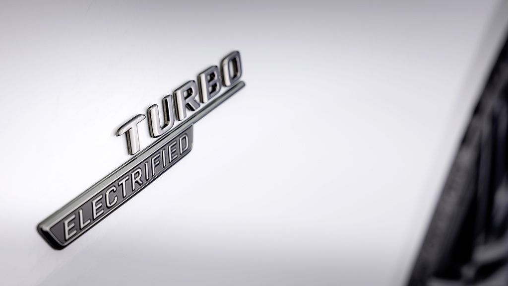 圖五_車側 “TURBO ELECTRIFIED” 徽飾以彰顯 F1 電子渦輪技術挹注的獨特身分.jpg