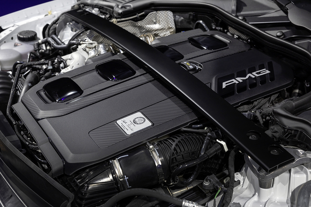圖四_C 43 4MATIC 傳承 Mercedes-AMG One Man One Engine 頂級工藝，打造出賽道血統坐駕.jpg